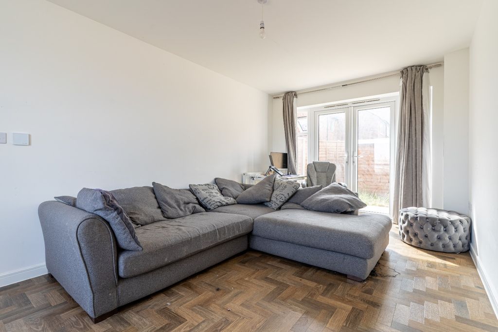Property photo 2 of 15 3863912