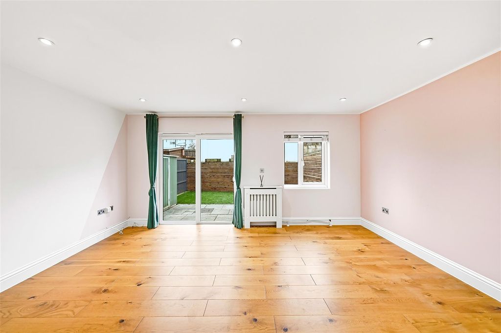 Property photo 2 of 18 Lounge