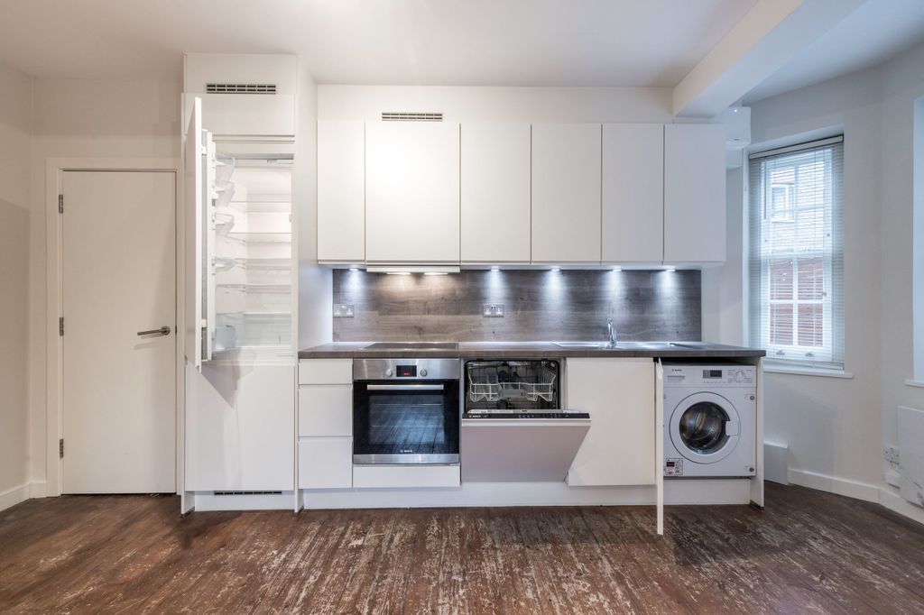 Property photo 3 of 10 Kitchen