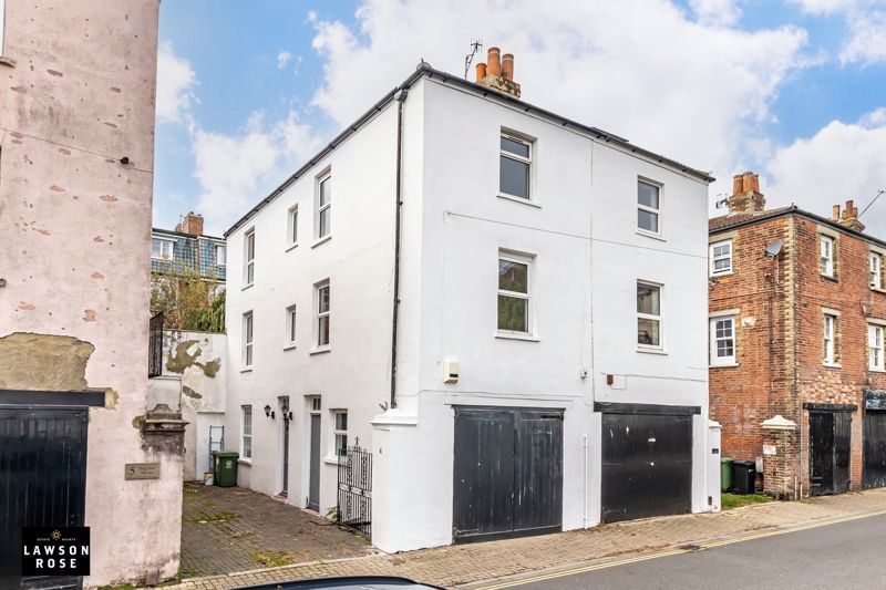 Property photo 1 of 20 .