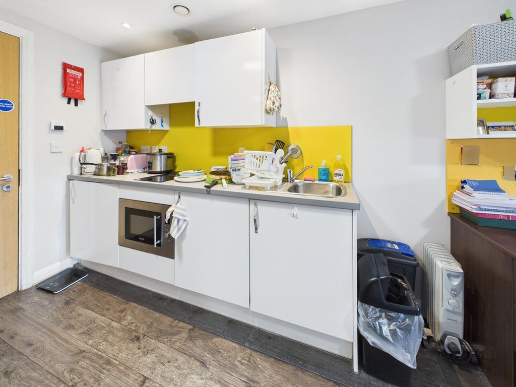 Property photo 3 of 8 Kitchen