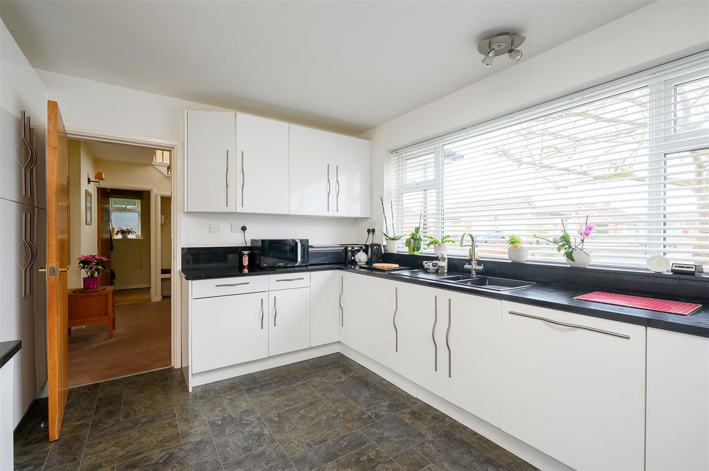 Property photo 3 of 20 Kitchen