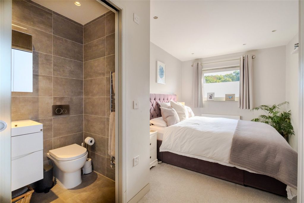 Property photo 2 of 9 Picture No. 18