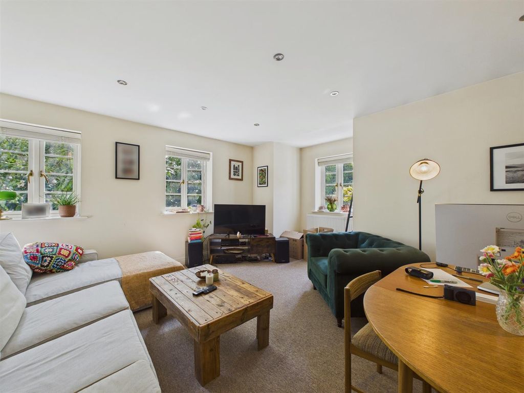 Property photo 3 of 8 Cam03972G0-Pr0421-Still004.Jpg