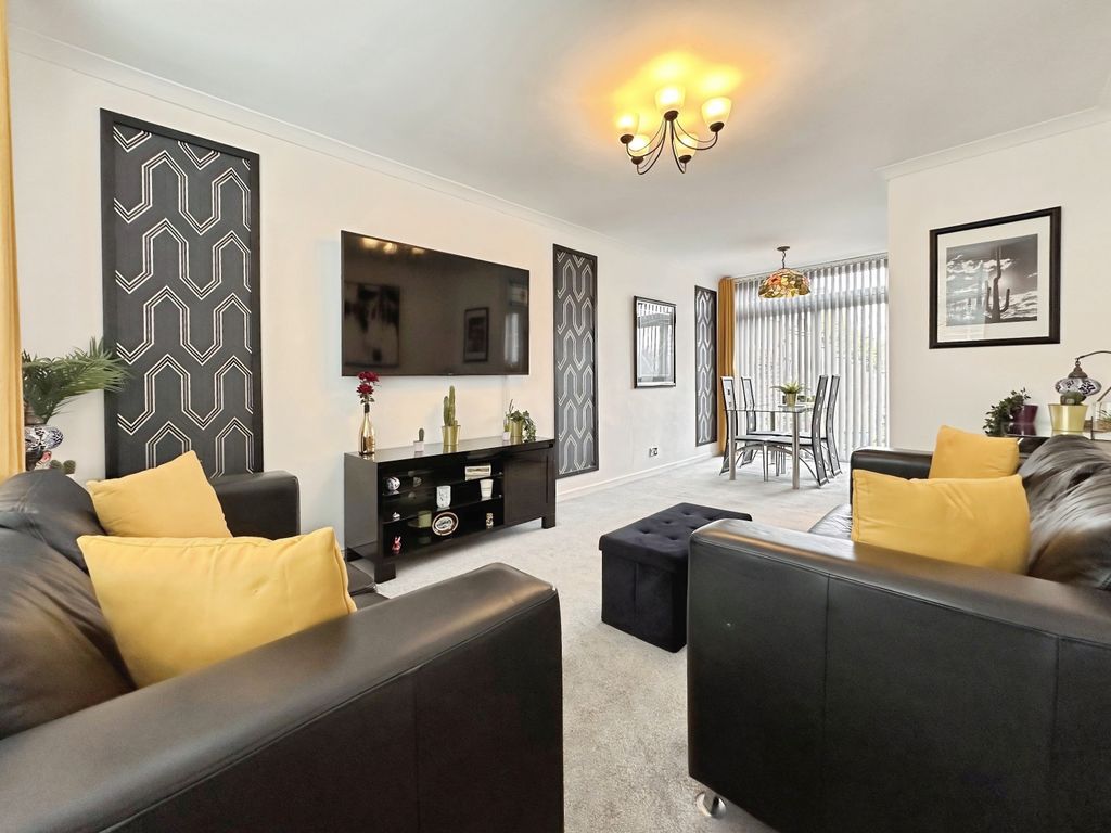 Property photo 3 of 20 Lounge