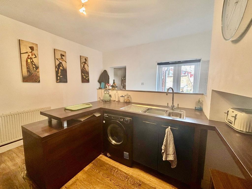 Property photo 3 of 16 021Cb0d0-Ebae-426E-8825-312F735c3717.Jpeg