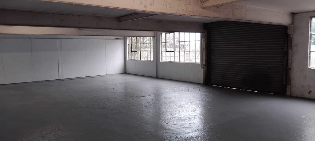 Property photo 1 of 5 Garage