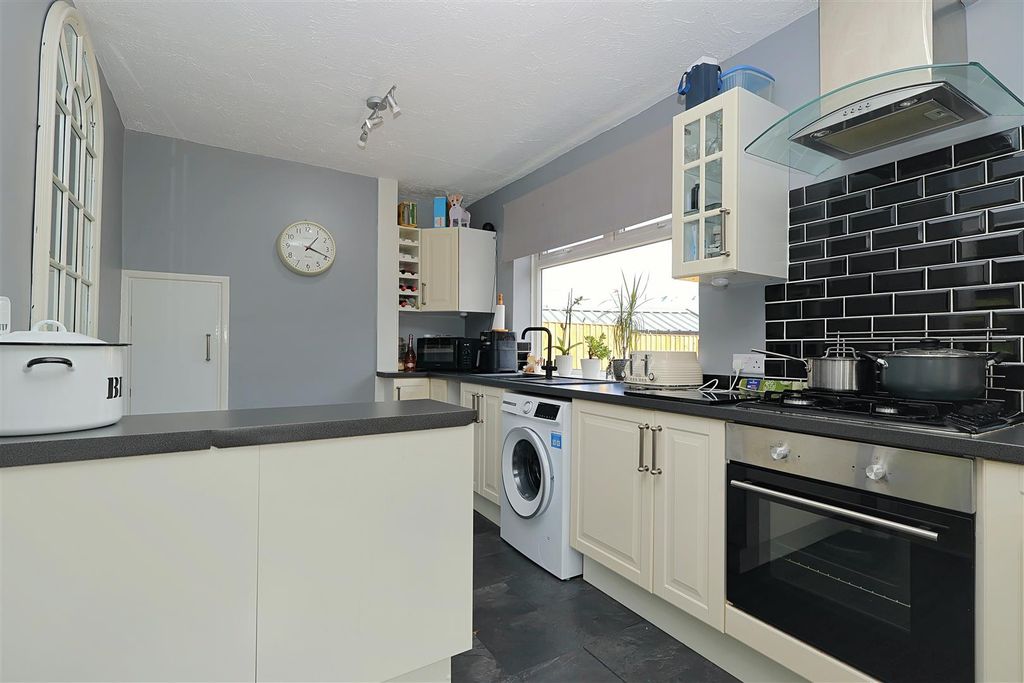 Property photo 3 of 15 Kitchen