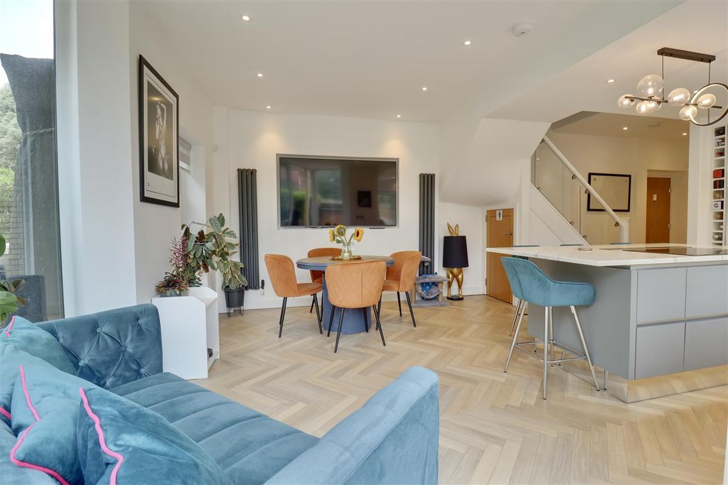 Property photo 2 of 32 E1532C69-Be18-4A64-9D27-F4889C3D54B4_1_201_A.Jpeg