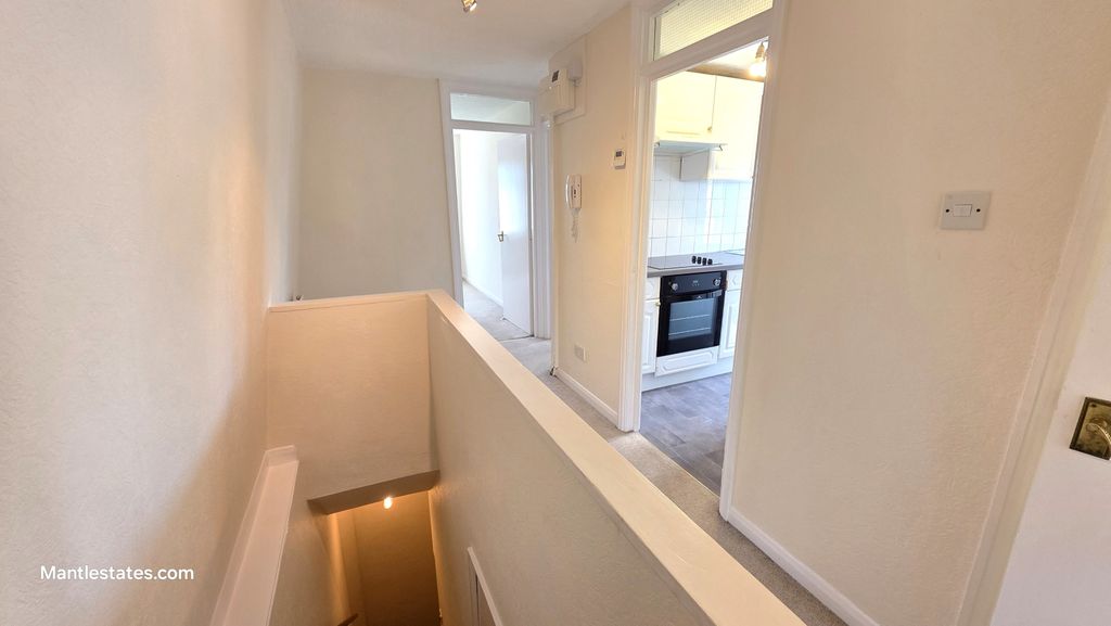 Property photo 3 of 14 Landing
