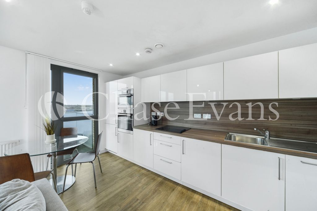 Property photo 3 of 11 Kitchen