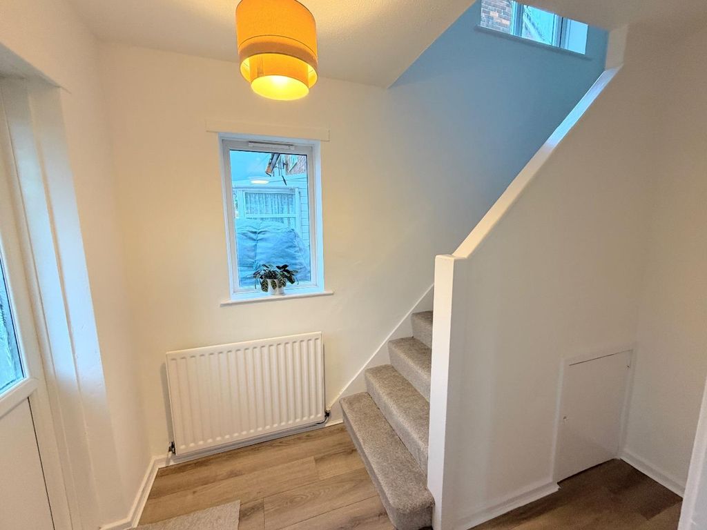 Property photo 2 of 11 Hallway