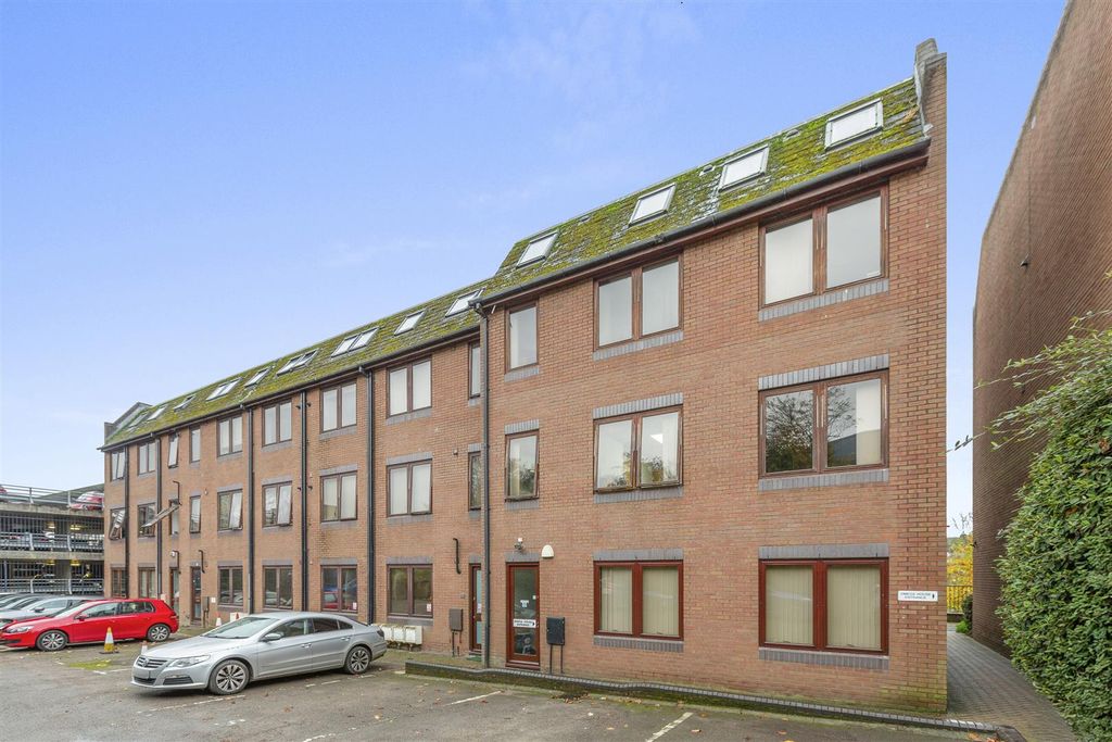 Property photo 1 of 13 Flat 8, Buckingham Place, Bellfield Rd, Hp13 5Hw-1