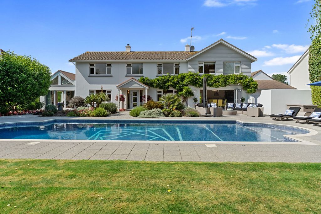 Property photo 1 of 50