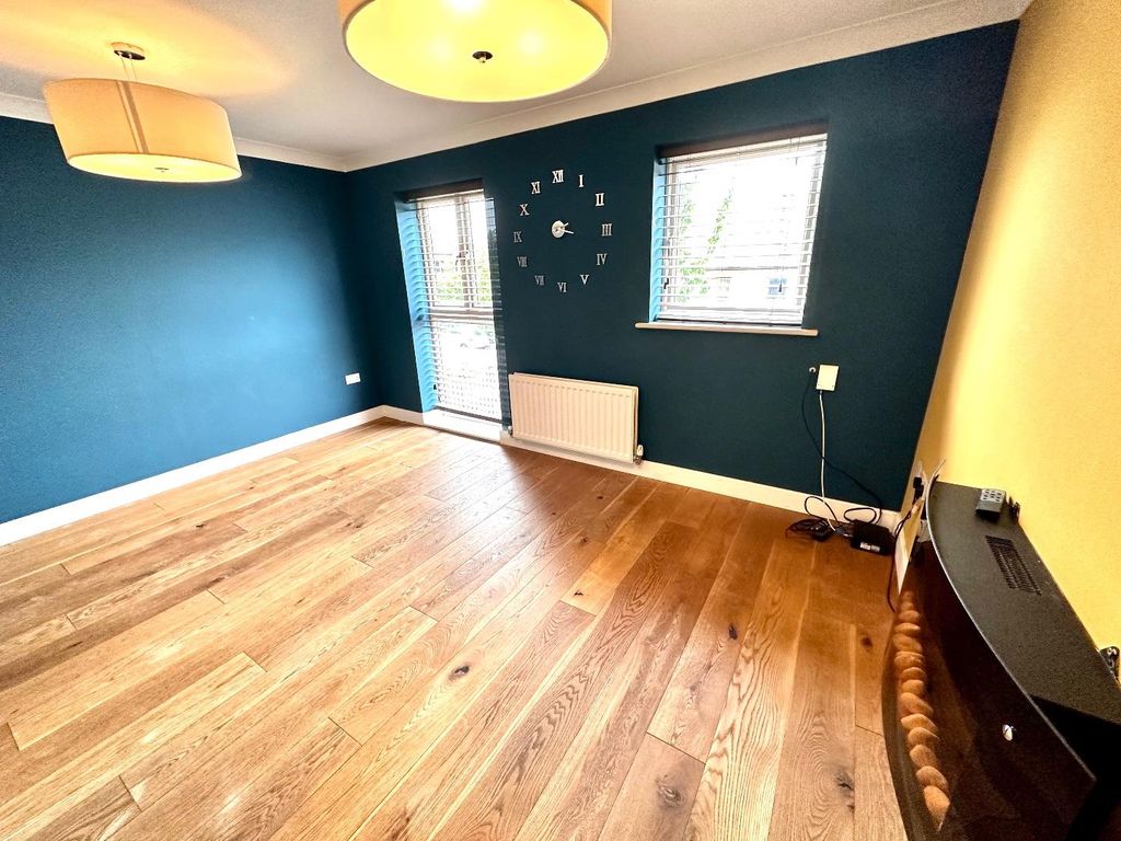 Property photo 3 of 24 Lounge