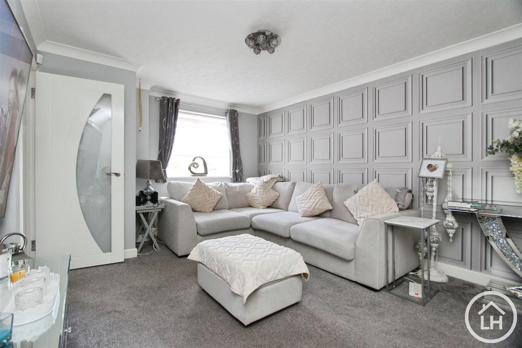 Property photo 2 of 19 Lounge