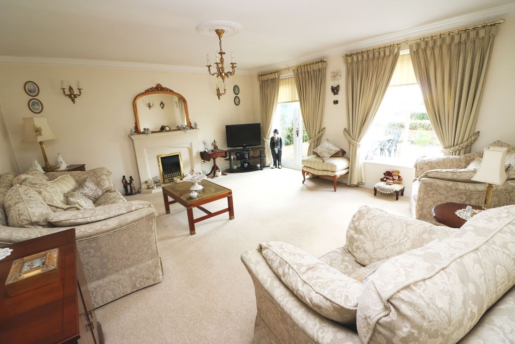 Property photo 3 of 13 Lounge