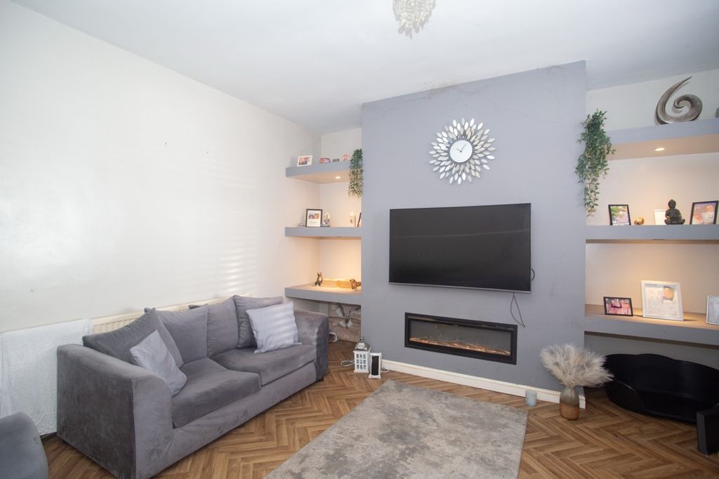 Property photo 2 of 18