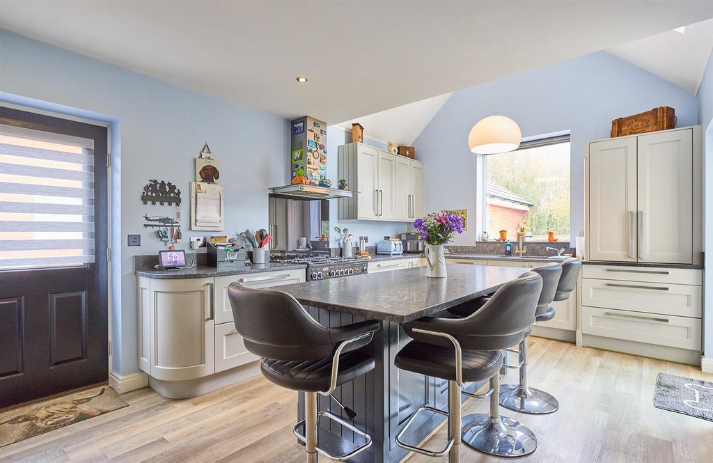 Property photo 2 of 25 Kitchen