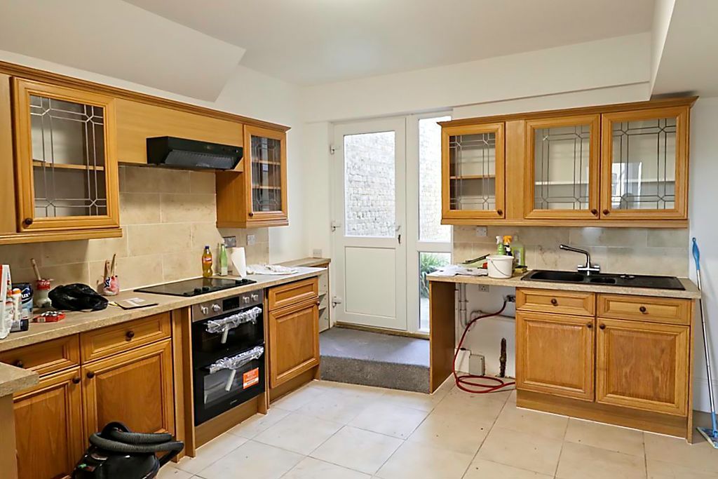 Property photo 3 of 7 Kitchen