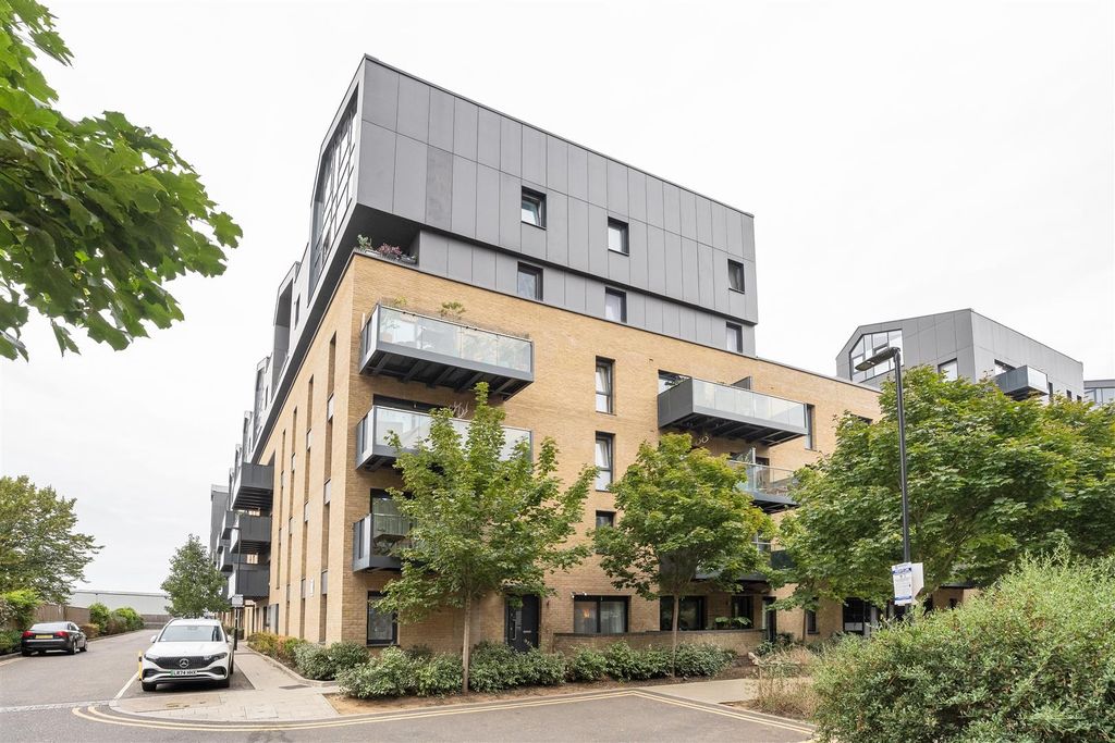 Property photo 1 of 29 Canal Walk, E17
