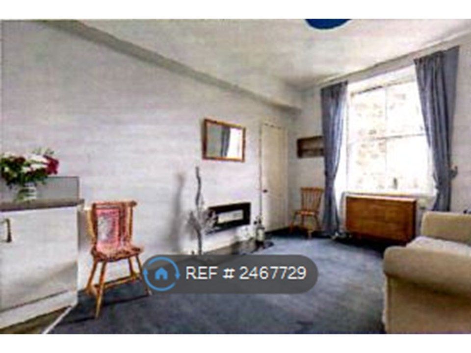 Property photo 1 of 8 Large Living Room