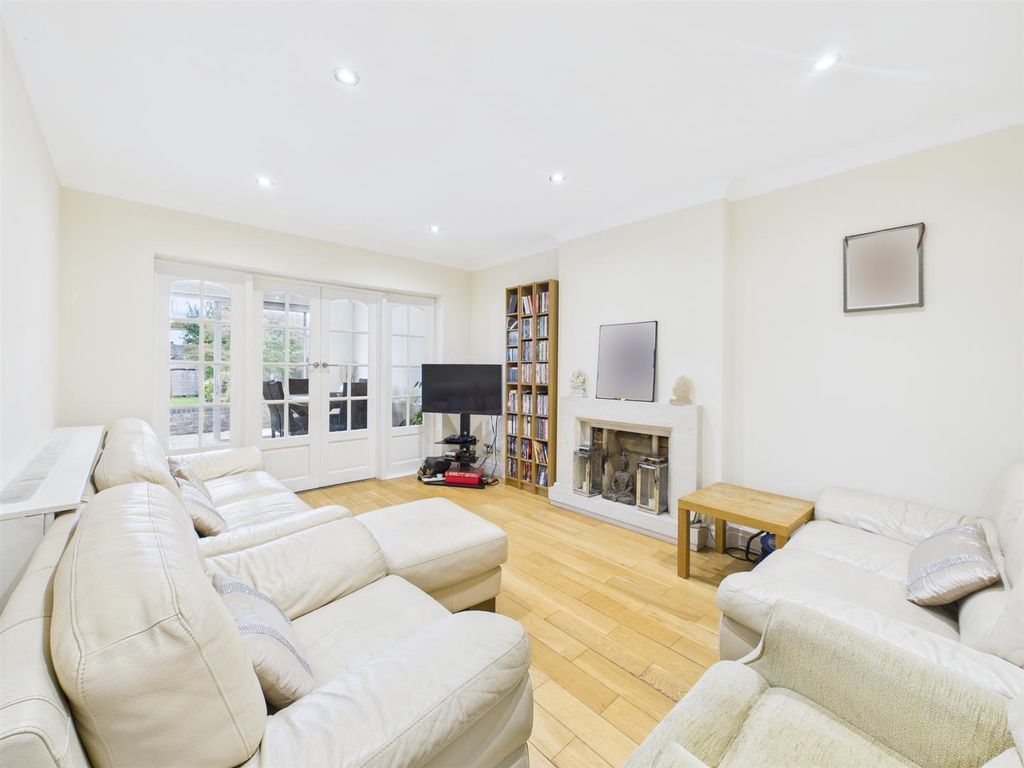 Property photo 3 of 25 Cam05080G0-Pr0201-Still005.Jpg