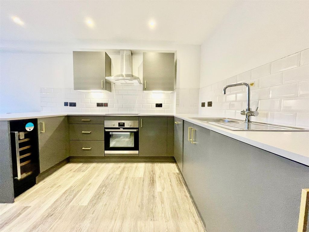 Property photo 1 of 10 944921A8-F465-45Bf-A36F-A43A7E6Cae04.Jpeg