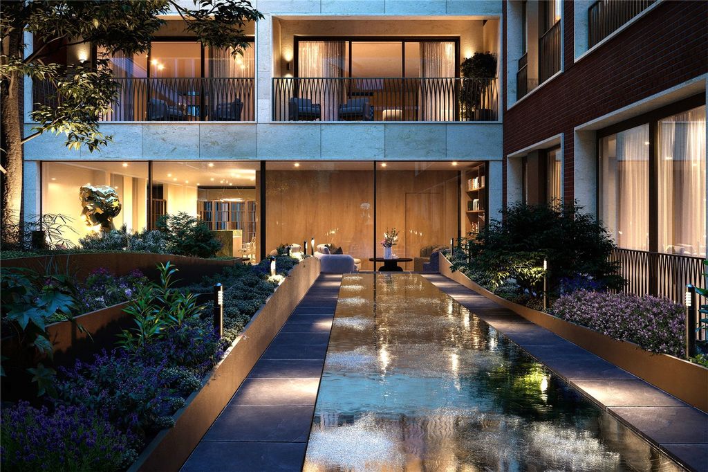 Property photo 3 of 6 Courtyard