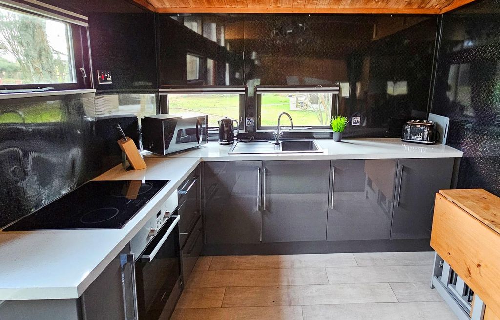 Property photo 3 of 11 Kitchen