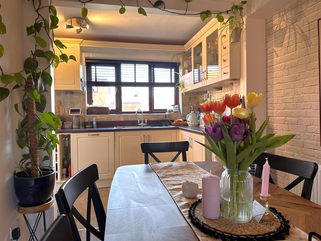 Property photo 2 of 24 Open-Plan Living 878