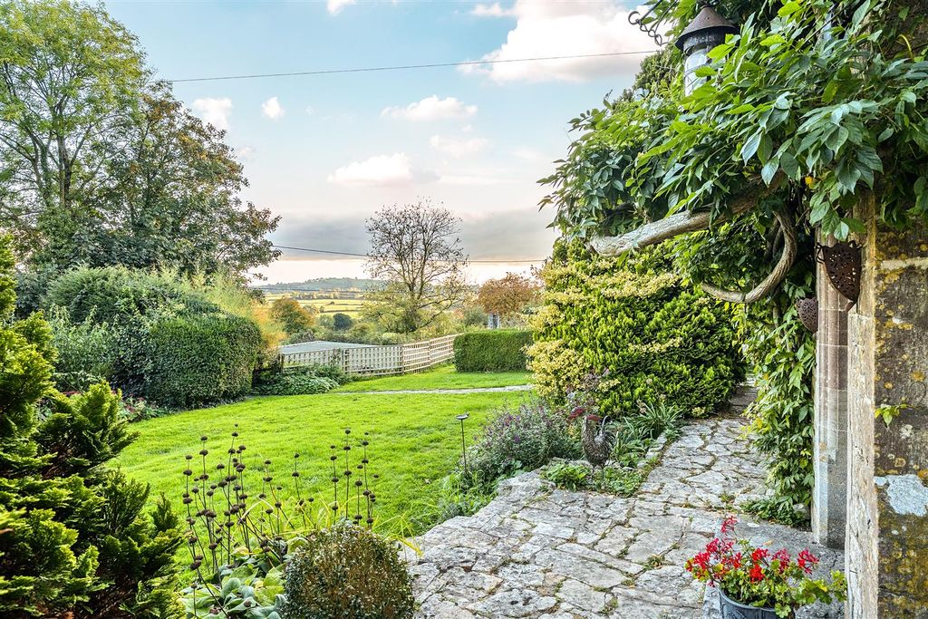 Property photo 2 of 26 Front Garden