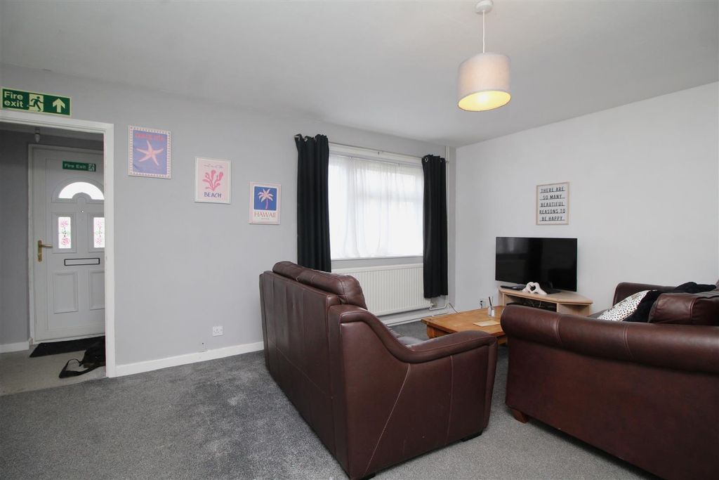 Property photo 3 of 11 Living Room .Jpg