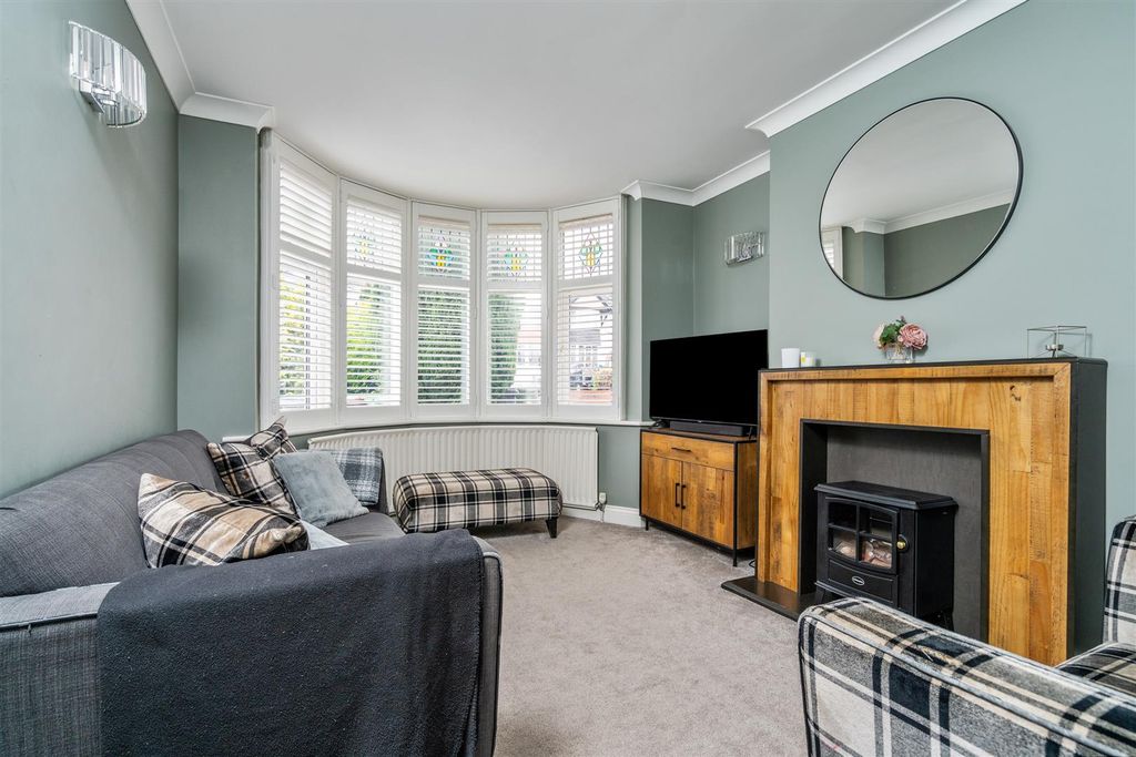 Property photo 2 of 11 57 Greyford Crescent Solihull_1.Jpg