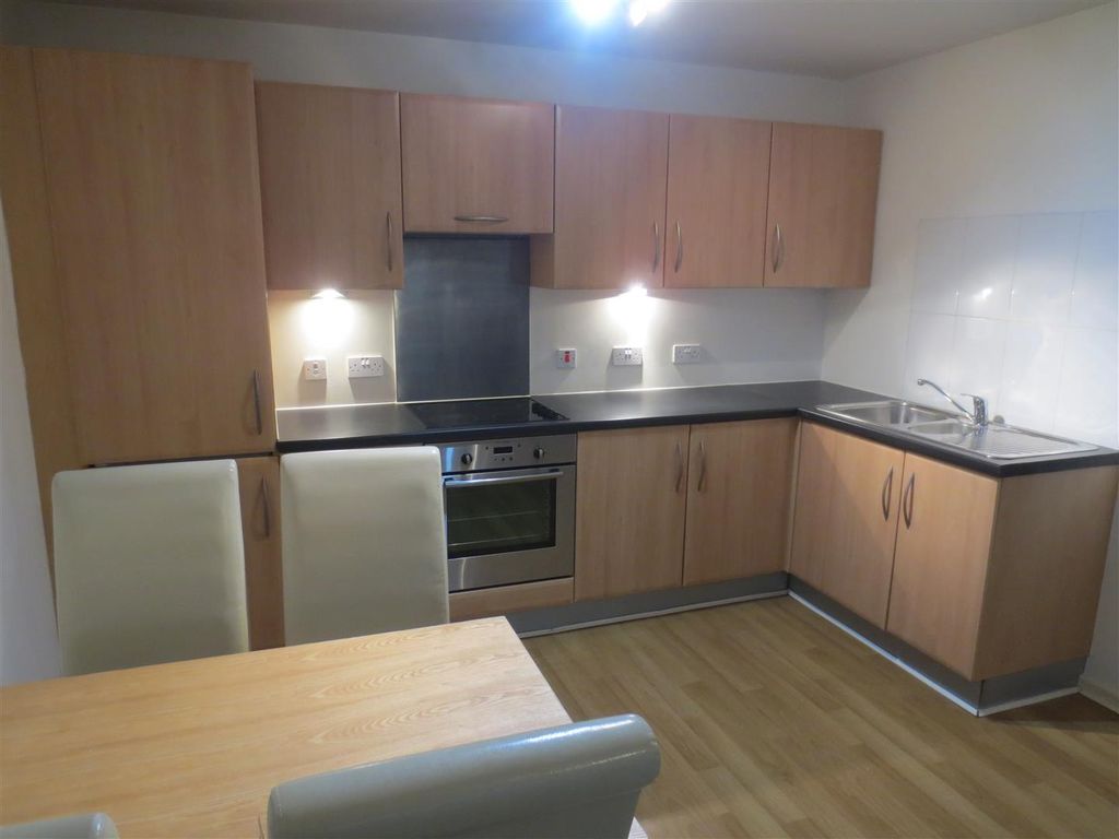 Property photo 3 of 10 Dining Area / Kitchen