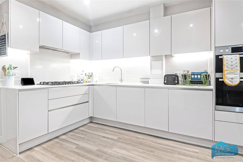 Property photo 2 of 21 Picture No. 17