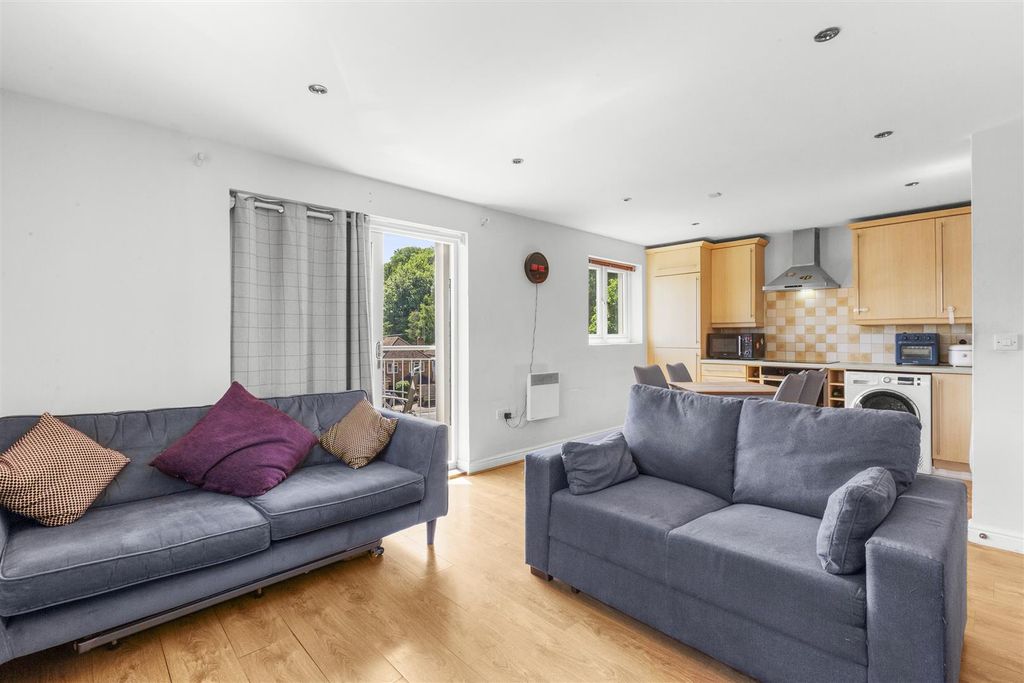 Property photo 3 of 14 22 The Cedars, Cedar Ave, Hp15 7DL-8.Jpg