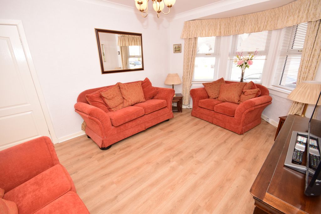 Property photo 3 of 15 Lounge