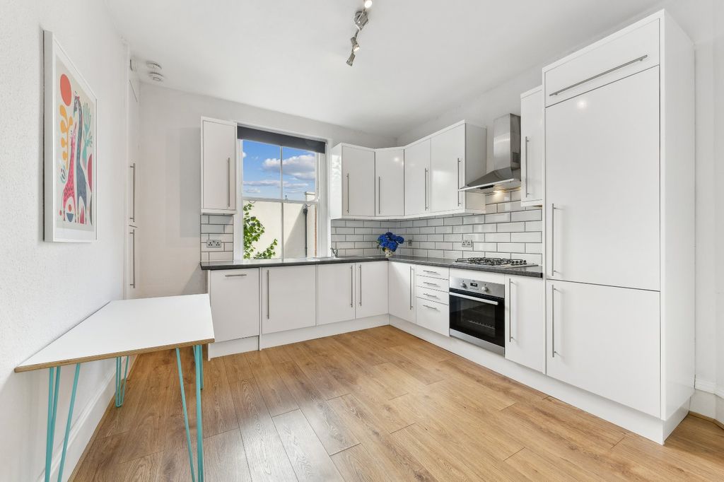 Property photo 2 of 8 Kitchen