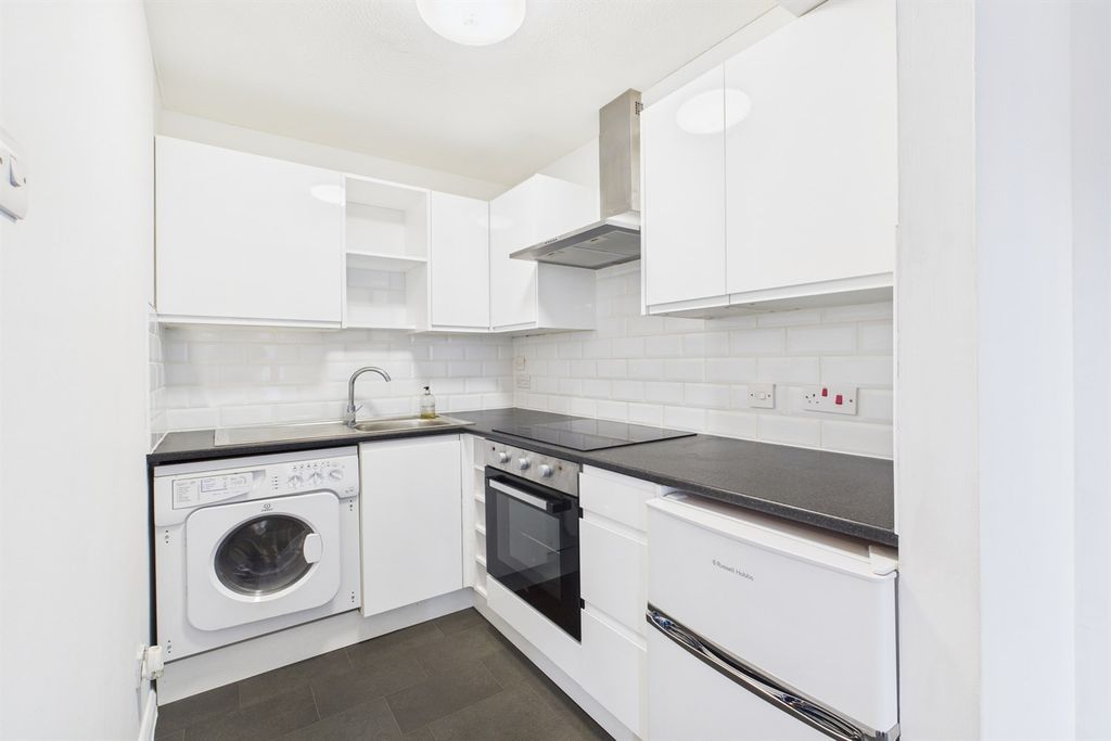 Property photo 2 of 6 Kitchen