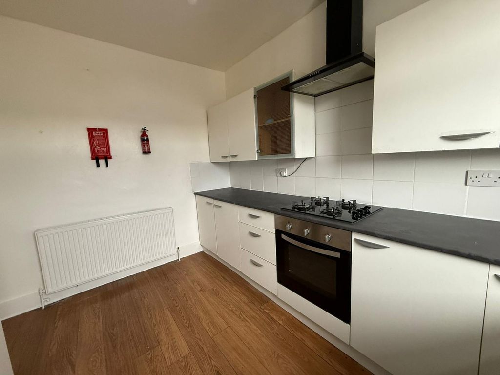 Property photo 1 of 9 Two Bedroom First Floor Flat Off Romford Road -£1800 Pcm