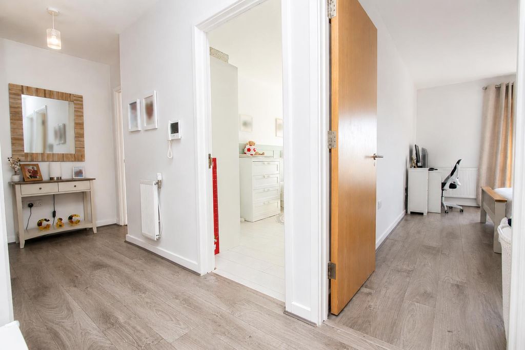 2 bed flat for saleFerndale Crescent, Carshalton SM5 photo 4