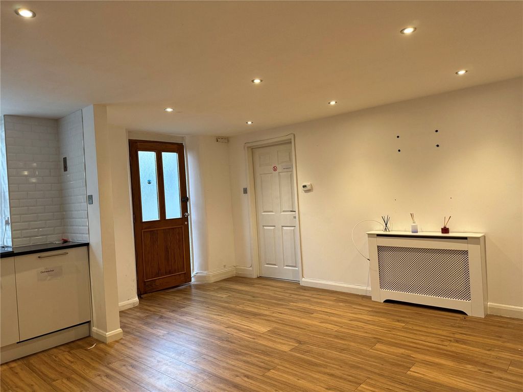 Property photo 2 of 9 Picture No. 10