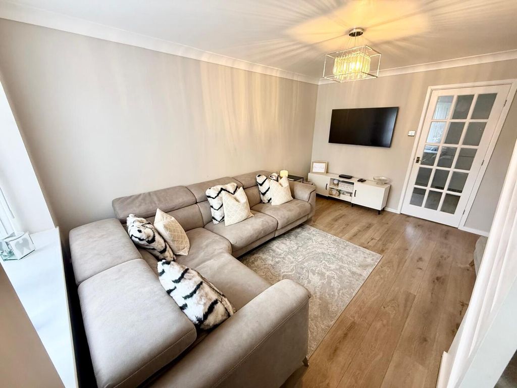 Property photo 3 of 11 Lounge 2