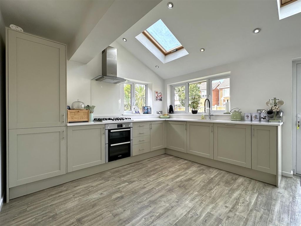 Property photo 2 of 16 Stunning Modern Kitchen 656