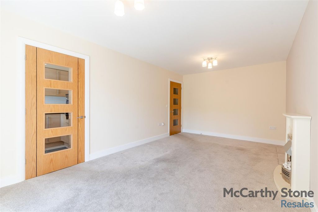 Property photo 3 of 17 8688928-Interior05.Jpg
