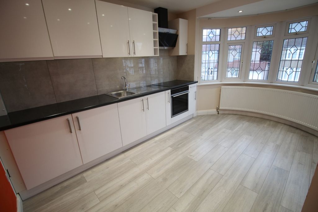 Property photo 1 of 8 Modern Two Bedroom Maisonette In Pinner – All Bills Included!