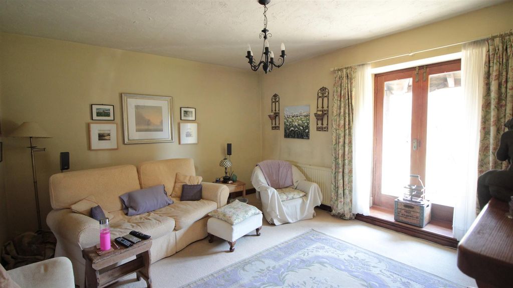 Property photo 3 of 12 Lounge