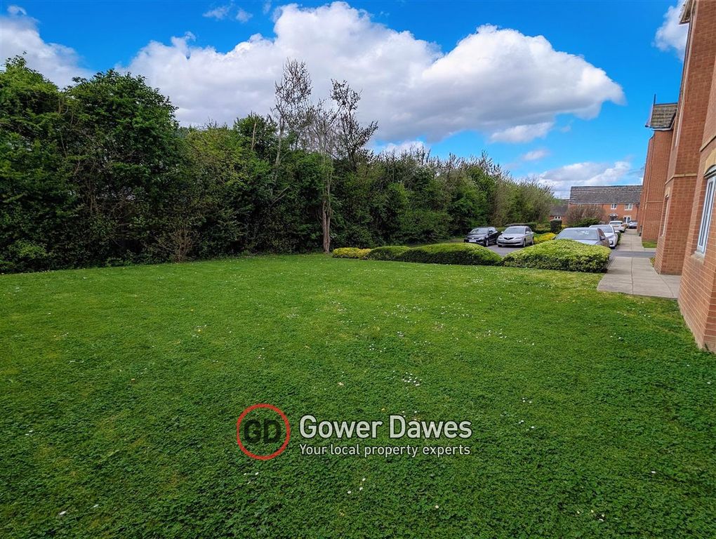 Property photo 2 of 11 Communal Gardens