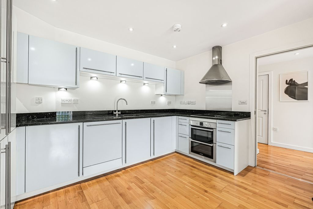 Property photo 2 of 11 Kitchen